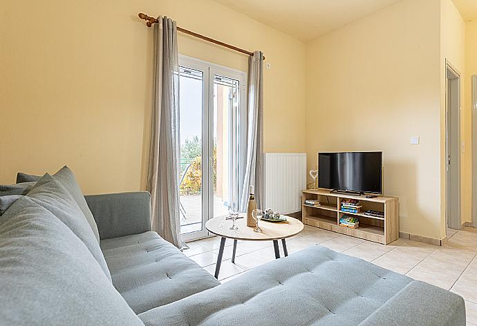 Open-plan living room with sofa, dining area, kitchen, A/C, WiFi internet, and satellite TV . - Villa Russa Alekos . (Galería de imágenes) }}