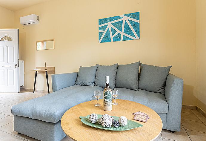 Open-plan living room with sofa, dining area, kitchen, A/C, WiFi internet, and satellite TV . - Villa Russa Alekos . (Galerie de photos) }}
