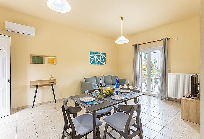 Open-plan living room with sofa, dining area, kitchen, A/C, WiFi internet, and satellite TV . - Villa Russa Alekos . (Galleria fotografica) }}