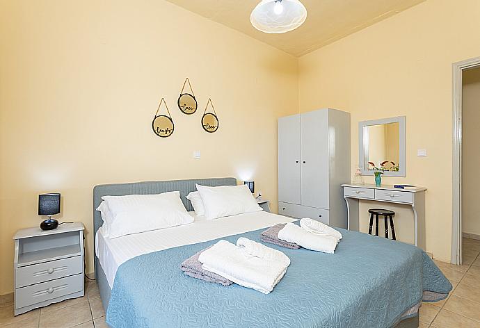 Double bedroom . - Villa Russa Alekos . (Photo Gallery) }}