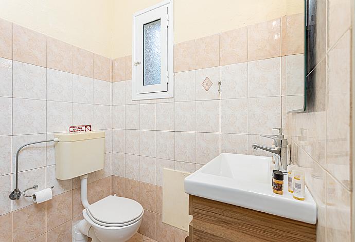 Family bathroom with shower . - Villa Russa Alekos . (Galerie de photos) }}