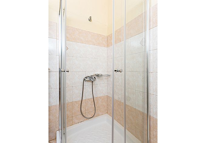 Family bathroom with shower . - Villa Russa Alekos . (Galerie de photos) }}