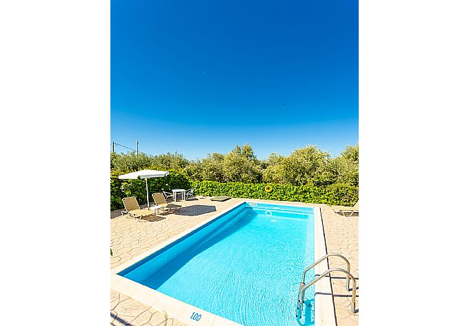 Private pool and terrace . - Villa Russa Alekos . (Galerie de photos) }}