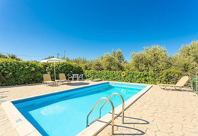 Private pool and terrace . - Villa Russa Alekos . (Galerie de photos) }}