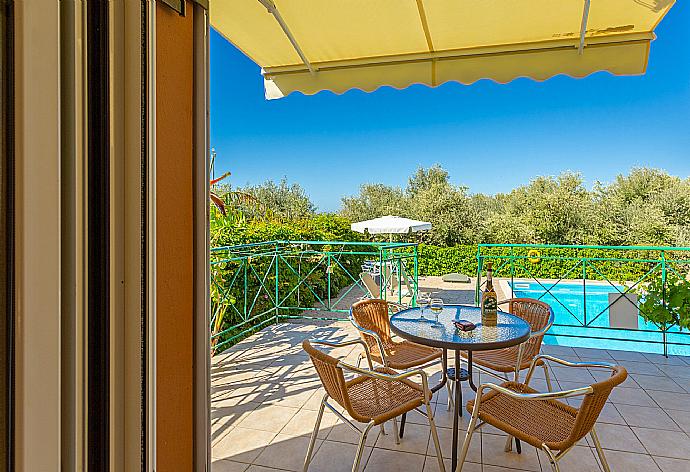 Sheltered terrace area . - Villa Russa Alekos . (Fotogalerie) }}