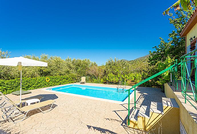 Private pool and terrace . - Villa Russa Alekos . (Photo Gallery) }}