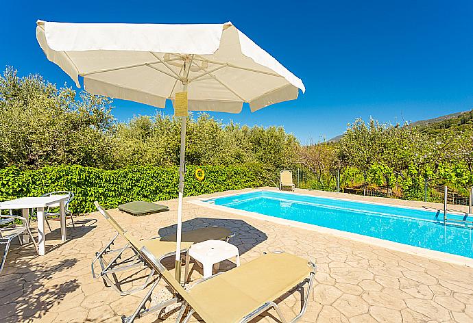 Private pool and terrace area . - Villa Russa Alekos . (Photo Gallery) }}