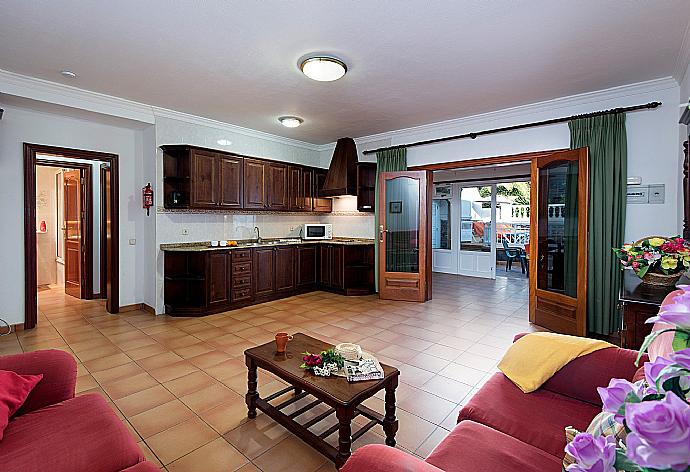 Open-plan living room with sofas, dining area, kitchen, and WiFi internet . - Villa Ramos Uno . (Galería de imágenes) }}