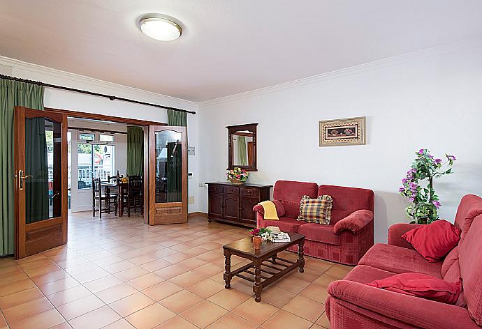 Open-plan living area with sofas, dining area, kitchen, and WiFi internet . - Villa Ramos Uno . (Galleria fotografica) }}