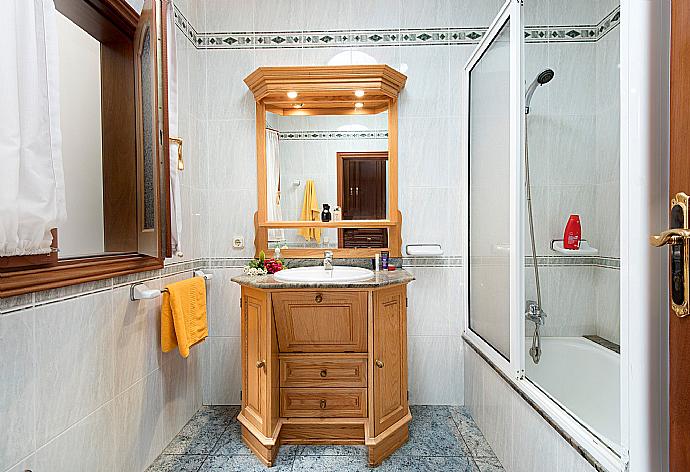 En suite bathroom with bath and shower . - Villa Ramos Uno . (Галерея фотографий) }}