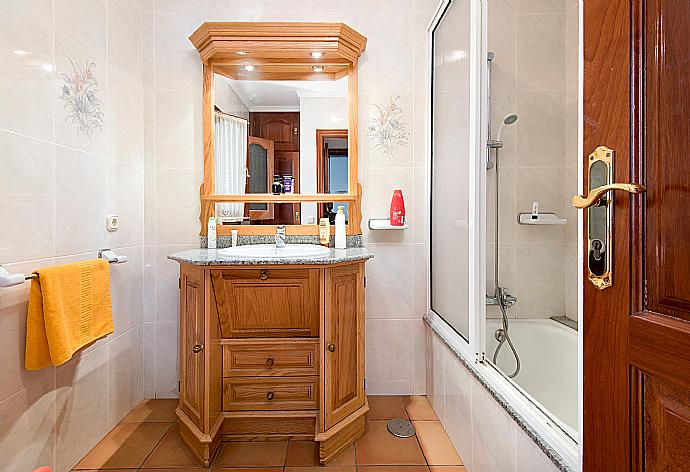 En suite bathroom with bath and shower . - Villa Ramos Uno . (Galerie de photos) }}