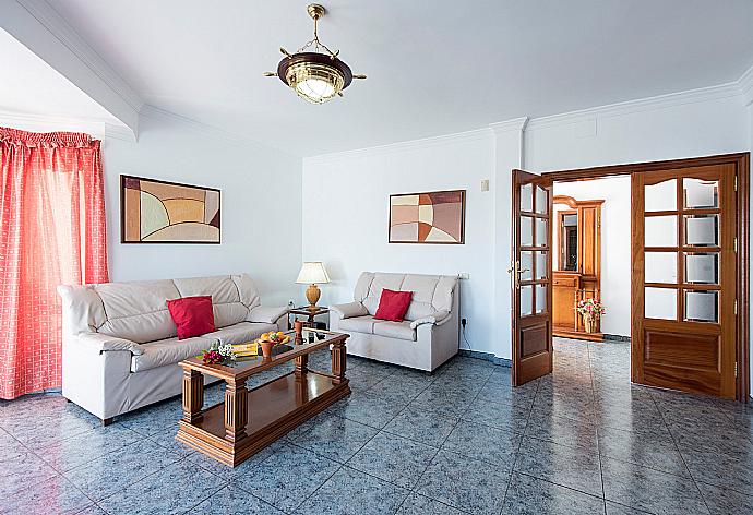 Living area with WiFi internet, satellite TV, DVD player and terrace access . - Villa Ramos Uno . (Fotogalerie) }}