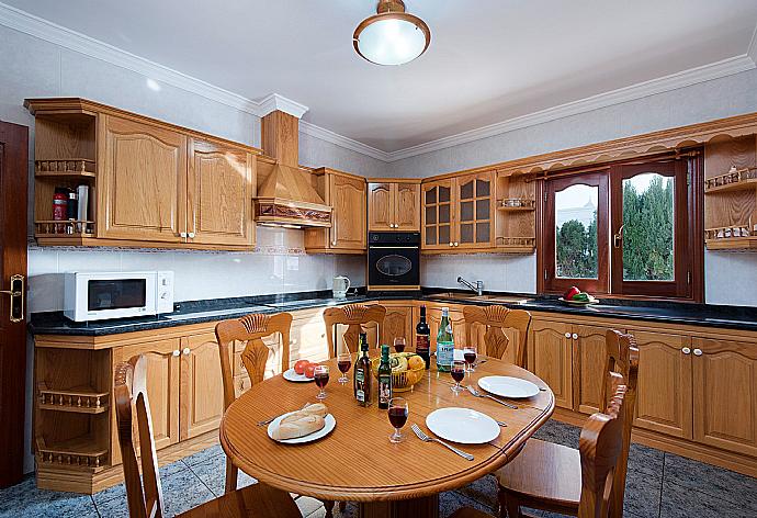 Equipped kitchen and dining area . - Villa Ramos Uno . (Fotogalerie) }}