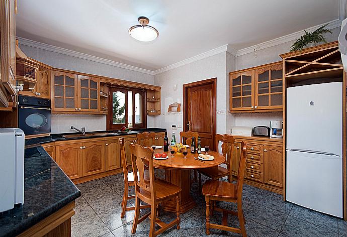 Equipped kitchen and dining area . - Villa Ramos Uno . (Fotogalerie) }}