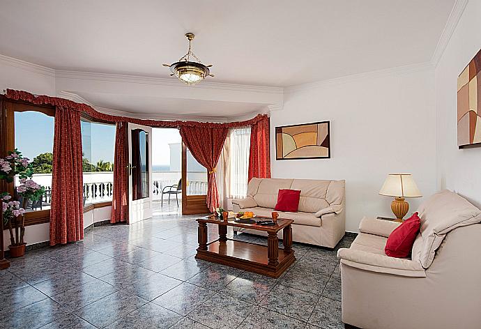 Living area with WiFi internet, satellite TV, DVD player and terrace access . - Villa Ramos Uno . (Photo Gallery) }}