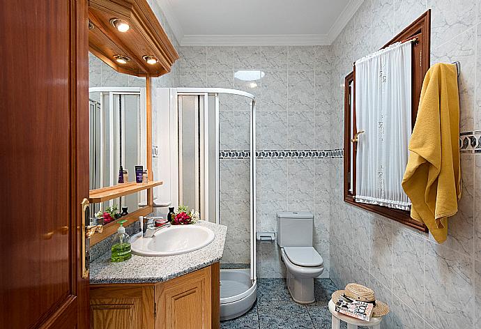 Upper ground bathroom with shower . - Villa Ramos Uno . (Fotogalerie) }}