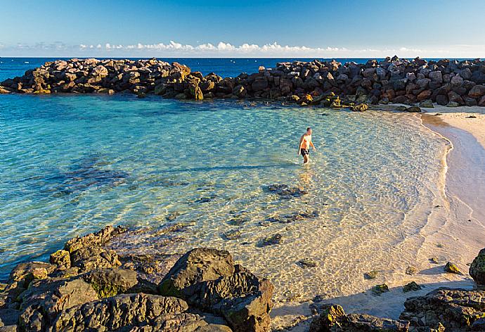 Bathe in crystal clear waters at Costa Teguise . - Villa Ramos Uno . (Galería de imágenes) }}