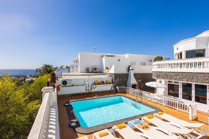 Private pool and terrace with sea views . - Villa Ramos Uno . (Галерея фотографий) }}