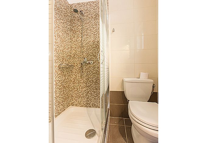 Family bathroom with shower . - Villa Marietta . (Galerie de photos) }}