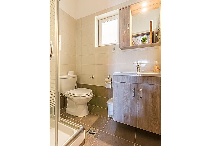 Family bathroom with shower . - Villa Marietta . (Galerie de photos) }}