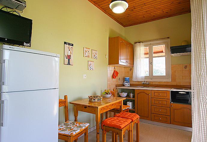 Equipped kitchen with dining area . - Villa Marietta . (Galleria fotografica) }}