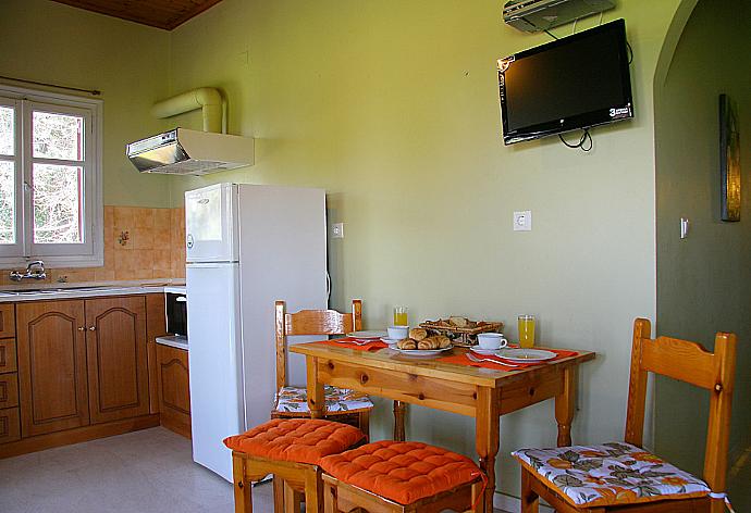 Open-plan living room with dining area, kitchen, WiFi internet, and satellite TV . - Villa Marietta . (Galería de imágenes) }}