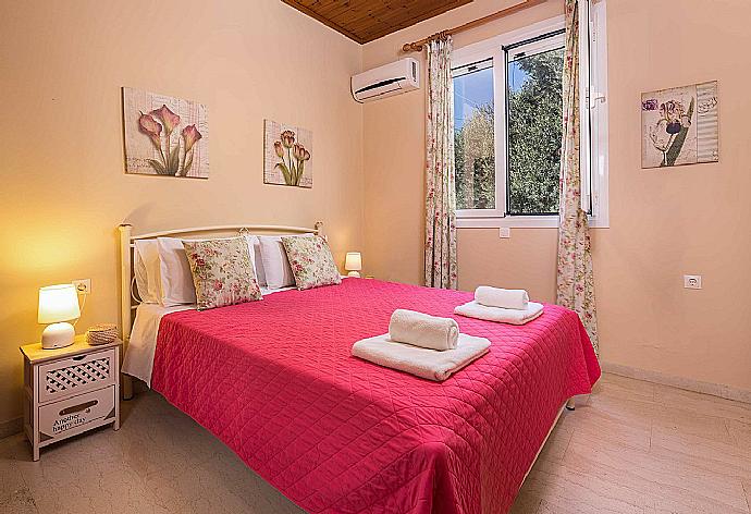 Double bedroom with A/C . - Villa Marietta . (Fotogalerie) }}