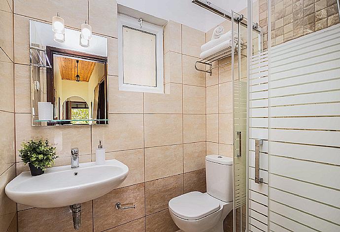 Family bathroom with shower . - Villa Marietta . (Fotogalerie) }}