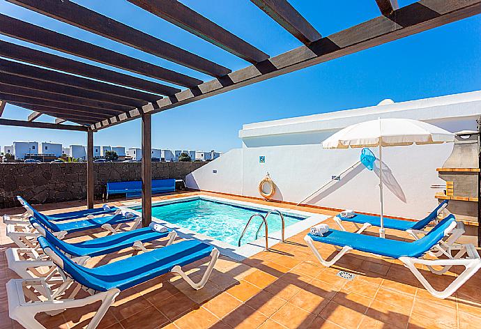 Private pool and terrace . - Villa Pepe . (Galería de imágenes) }}