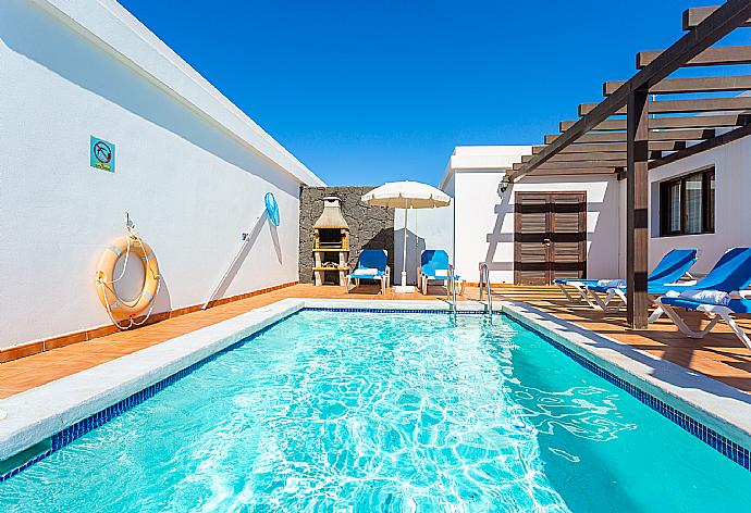 Private pool and terrace . - Villa Pepe . (Galleria fotografica) }}