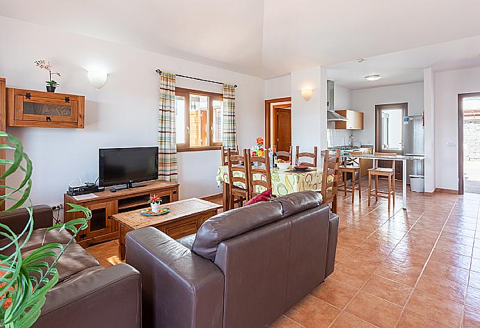 Open-plan living room with sofas, dining area, kitchen, WiFi internet, satellite TV,  DVD player, and terrace access . - Villa Pepe . (Galleria fotografica) }}