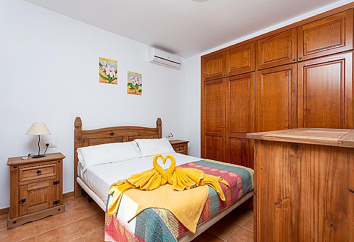 Double bedroom with en suite bathroom, A/C, and terrace access . - Villa Pepe . (Galería de imágenes) }}