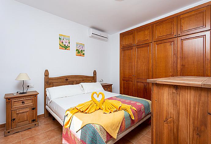 Double bedroom with en suite bathroom, A/C, and terrace access . - Villa Pepe . (Galleria fotografica) }}