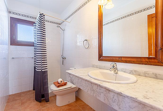 En suite bathroom with shower . - Villa Pepe . (Галерея фотографий) }}