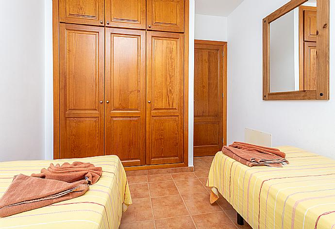 Twin bedroom with A/C . - Villa Pepe . (Galería de imágenes) }}