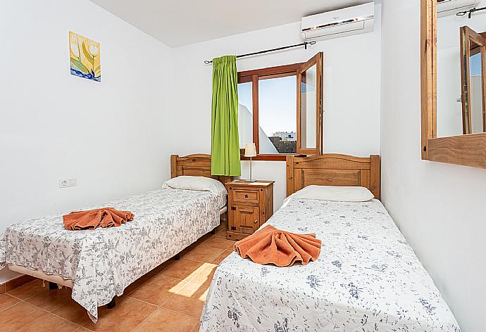 Twin bedroom with A/C . - Villa Pepe . (Photo Gallery) }}