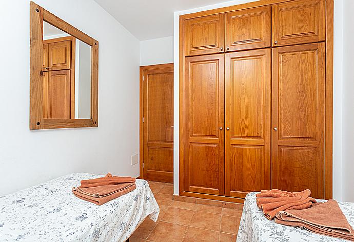 Twin bedroom with A/C . - Villa Pepe . (Galería de imágenes) }}