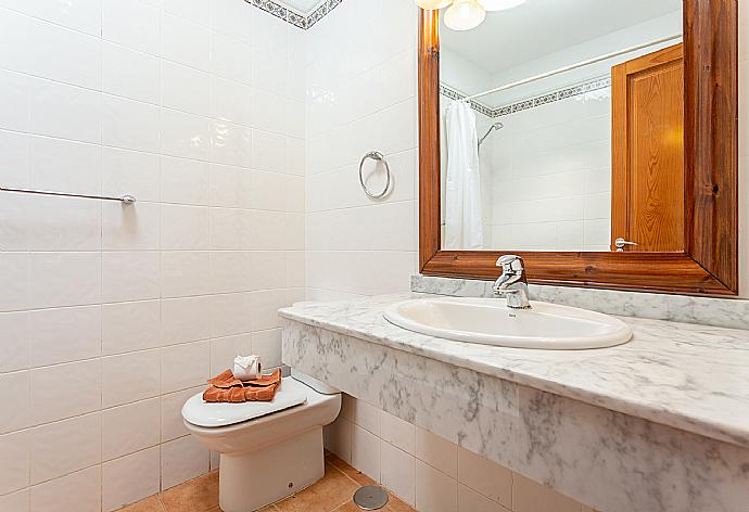 Family bathroom with bath and shower . - Villa Pepe . (Photo Gallery) }}