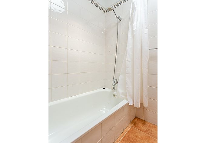 Family bathroom with bath and shower . - Villa Pepe . (Photo Gallery) }}