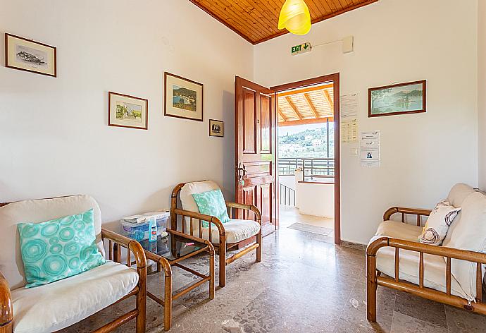 Open-plan living room with seating, dining area, kitchen, and WiFi internet . - Cochelli Villa Upper . (Fotogalerie) }}