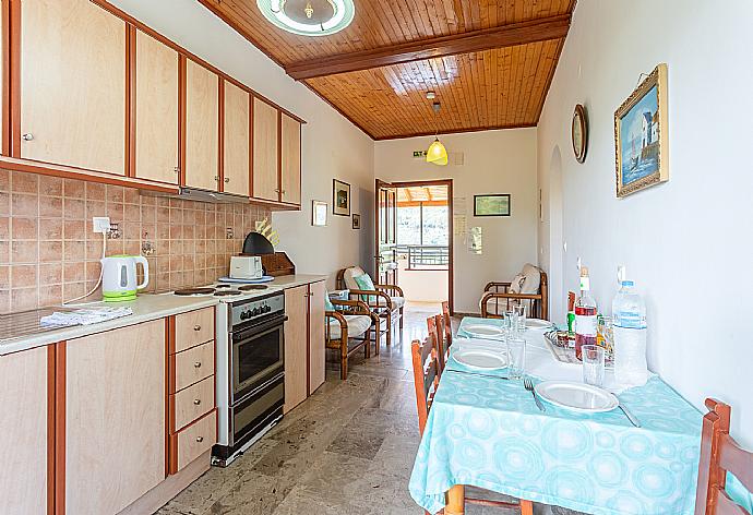 Open-plan living room with seating, dining area, kitchen, and WiFi internet . - Cochelli Villa Upper . (Galleria fotografica) }}