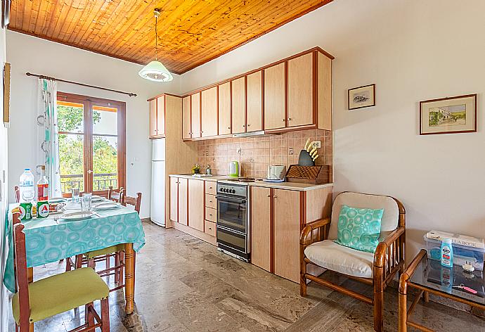 Equipped kitchen . - Cochelli Villa Upper . (Fotogalerie) }}