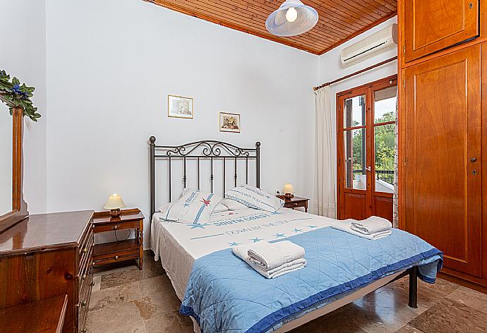 Double bedroom with A/C and terrace access . - Cochelli Villa Upper . (Galería de imágenes) }}