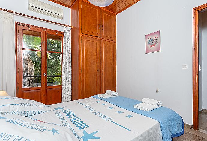 Double bedroom with A/C and terrace access . - Cochelli Villa Upper . (Fotogalerie) }}