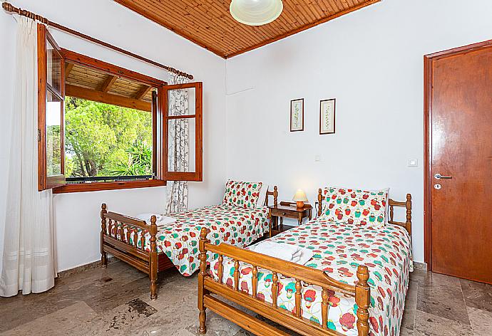 Twin bedroom with A/C and terrace access . - Cochelli Villa Upper . (Галерея фотографий) }}