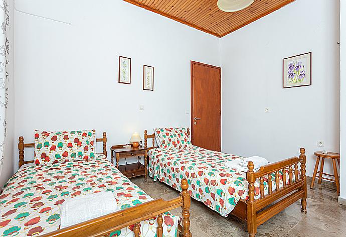 Twin bedroom with A/C and terrace access . - Cochelli Villa Upper . (Galerie de photos) }}