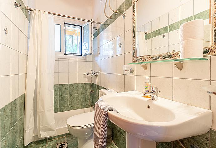 Family bathroom with shower . - Cochelli Villa Upper . (Fotogalerie) }}