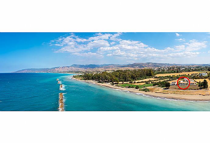 Aerial view showing location of Achilles Beach Villa . - Achilles Beach Villa . (Galerie de photos) }}