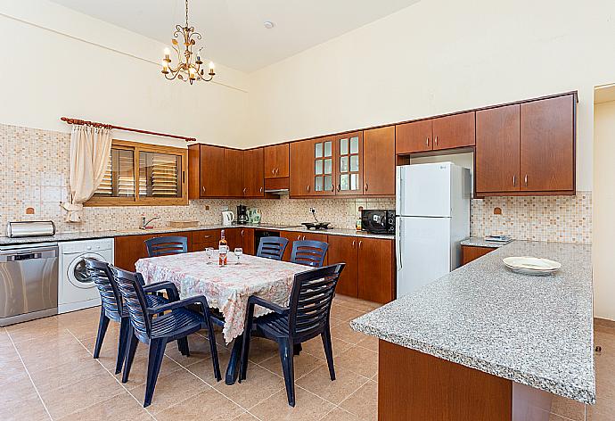 Equipped kitchen . - Achilles Beach Villa . (Fotogalerie) }}