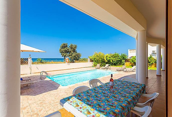 Sheltered terrace area with sea views . - Achilles Beach Villa . (Fotogalerie) }}